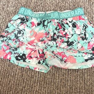 girls under armour shorts / size L